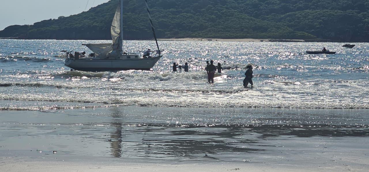 Salvavidas rescatan a tres personas del mar en Mazatlán, Sinaloa