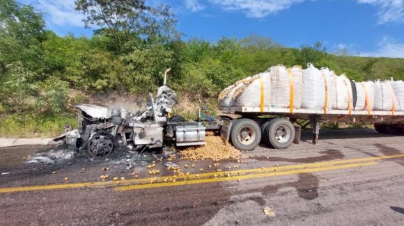Se incendia tráiler cargado con papas para siembra en la carretera Ocoroni-San Blas, en Sinaloa municipio