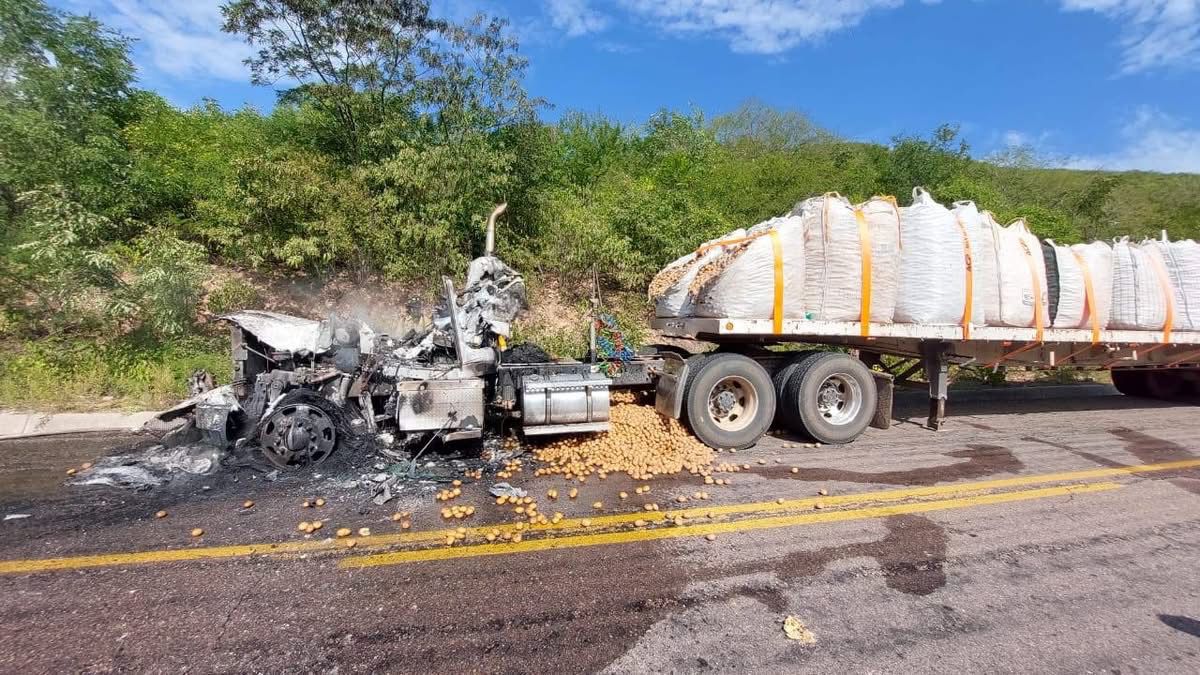 Se incendia tráiler cargado con papas en Sinaloa municipio