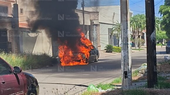 Vendedor de fritangas salva su vida tras incendiarse su vehículo en Los Mochis, Sinaloa