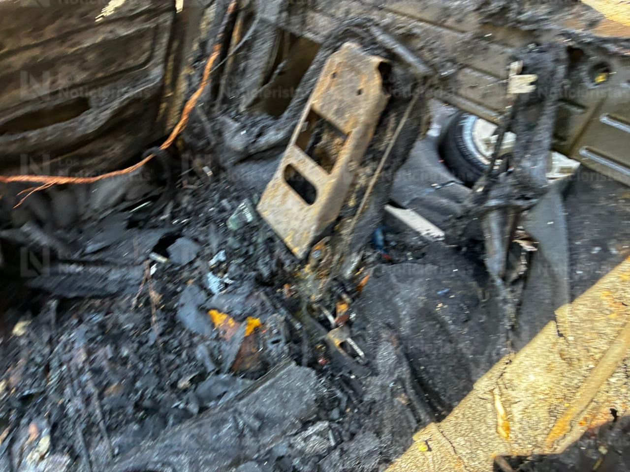 Se quema carro en Los Mochis