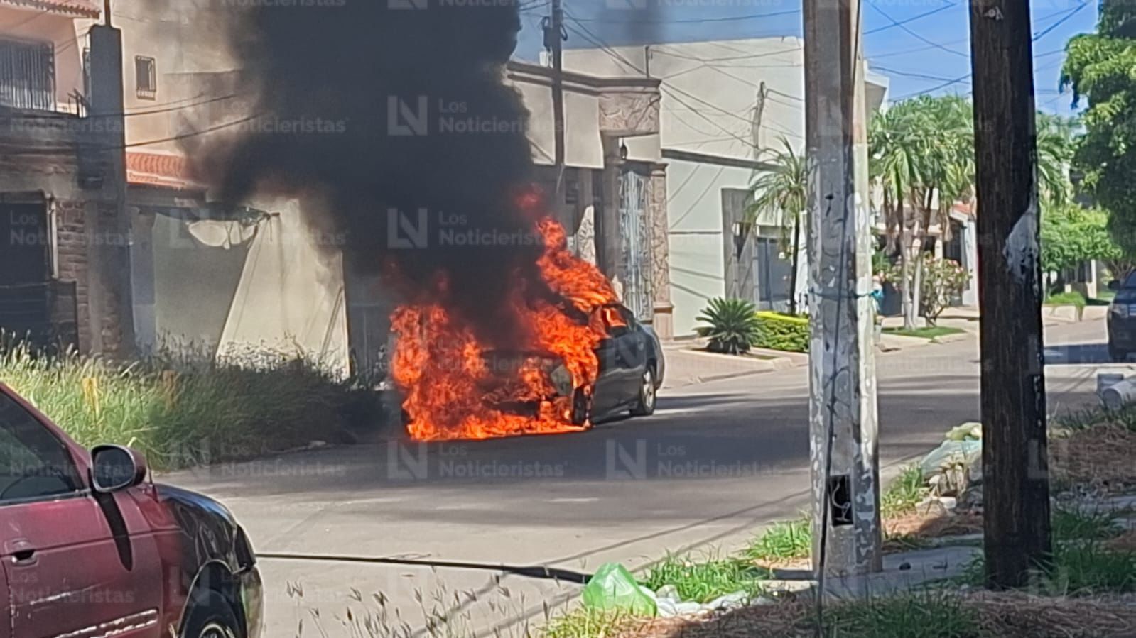 Se quema carro en Los Mochis