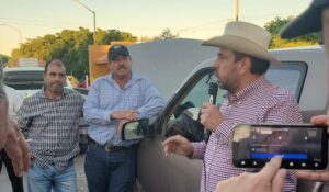 Ismael Bello, secretario de Agricultura en Sinaloa, acude a toma de caseta en San Miguel Zapotitlán por trigueros