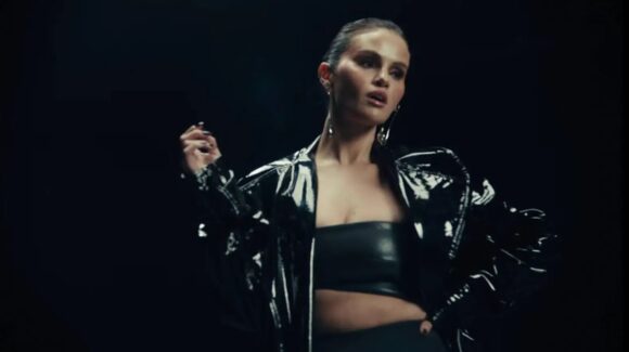 Selena Gomez estrena el tema “In The Dark” con videoclip ochentero y elegante