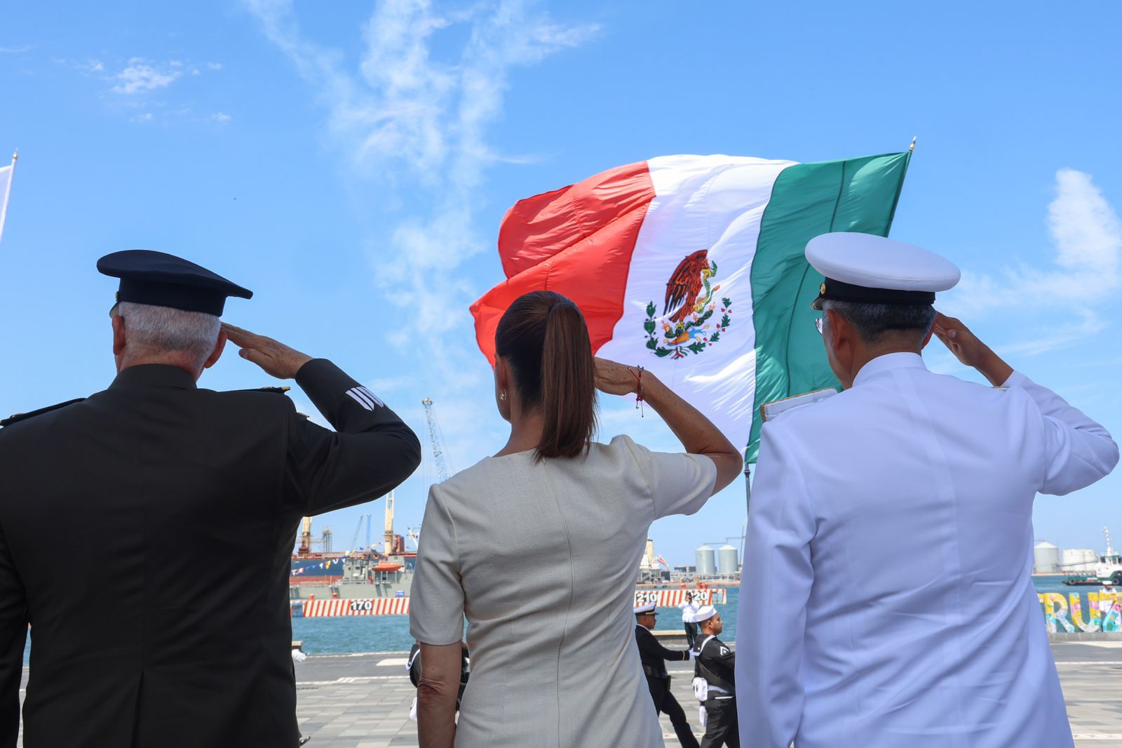 sheinbaum en aniversario de la armada de mexico bandera