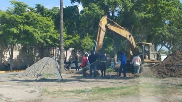 Arrancan trabajos de reparación del socavón en Centenario frente a Guardia Nacional, en Los Mochis