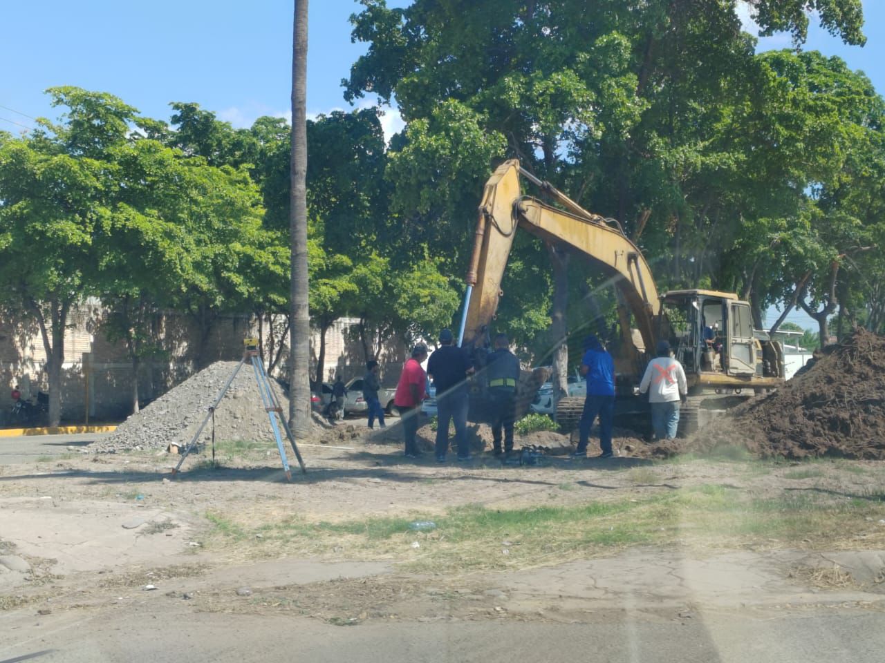 Inicia reparación de socavón en bulevar Centenario, en Los Mochis