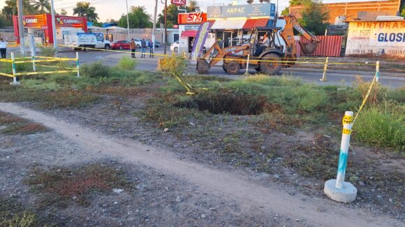 Cierran parcialmente el tránsito por el bulevar Centenario en Los Mochis por enormes socavones; busque rutas alternas