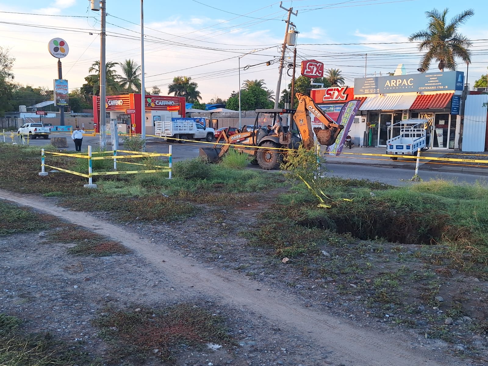 Socavones sobre el Centenario en Los Mochis