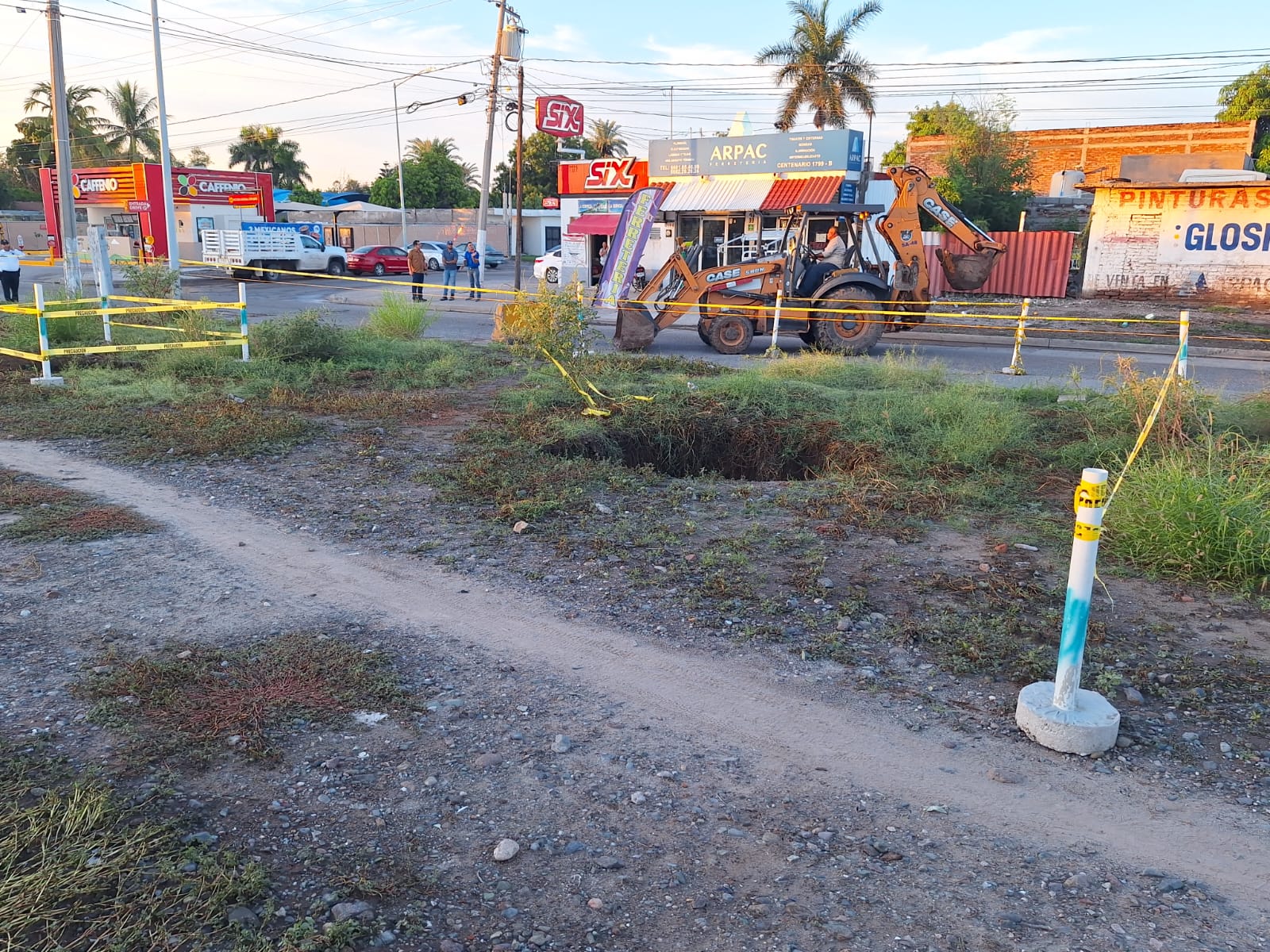 Socavones sobre el Centenario en Los Mochis