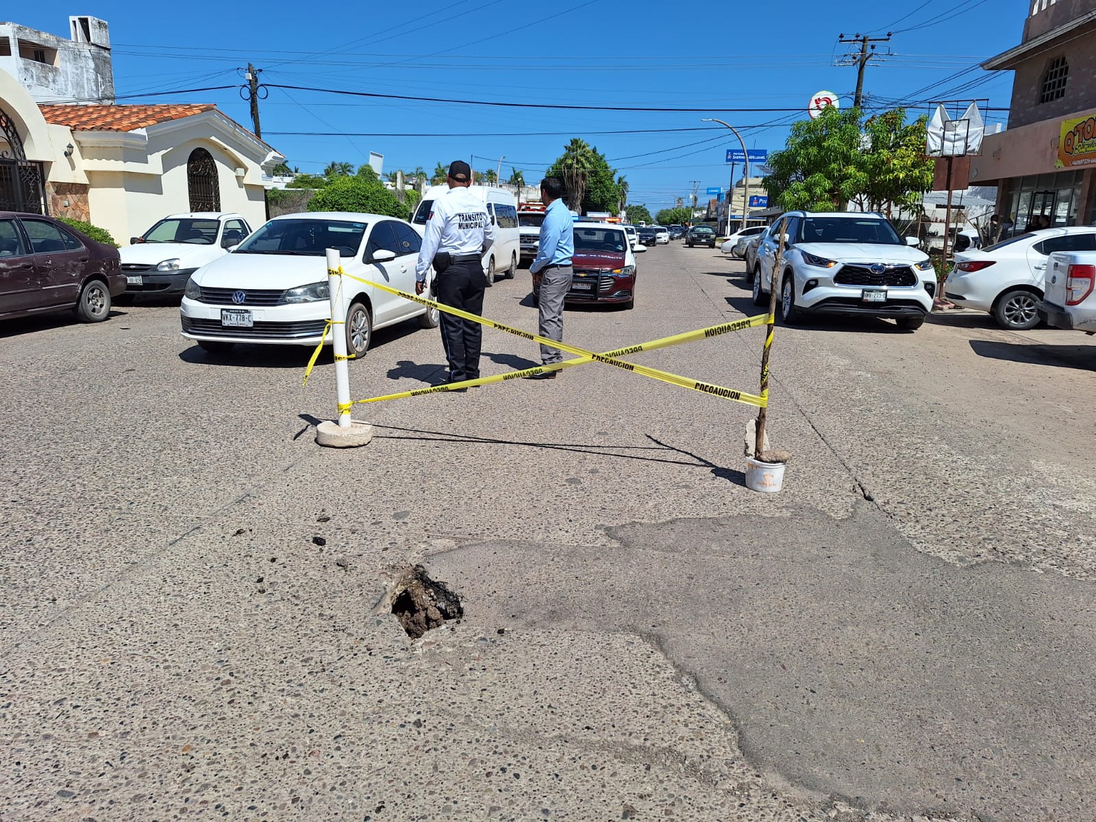 Socavón en Santos Degollado, en el Centro de Los Mochis