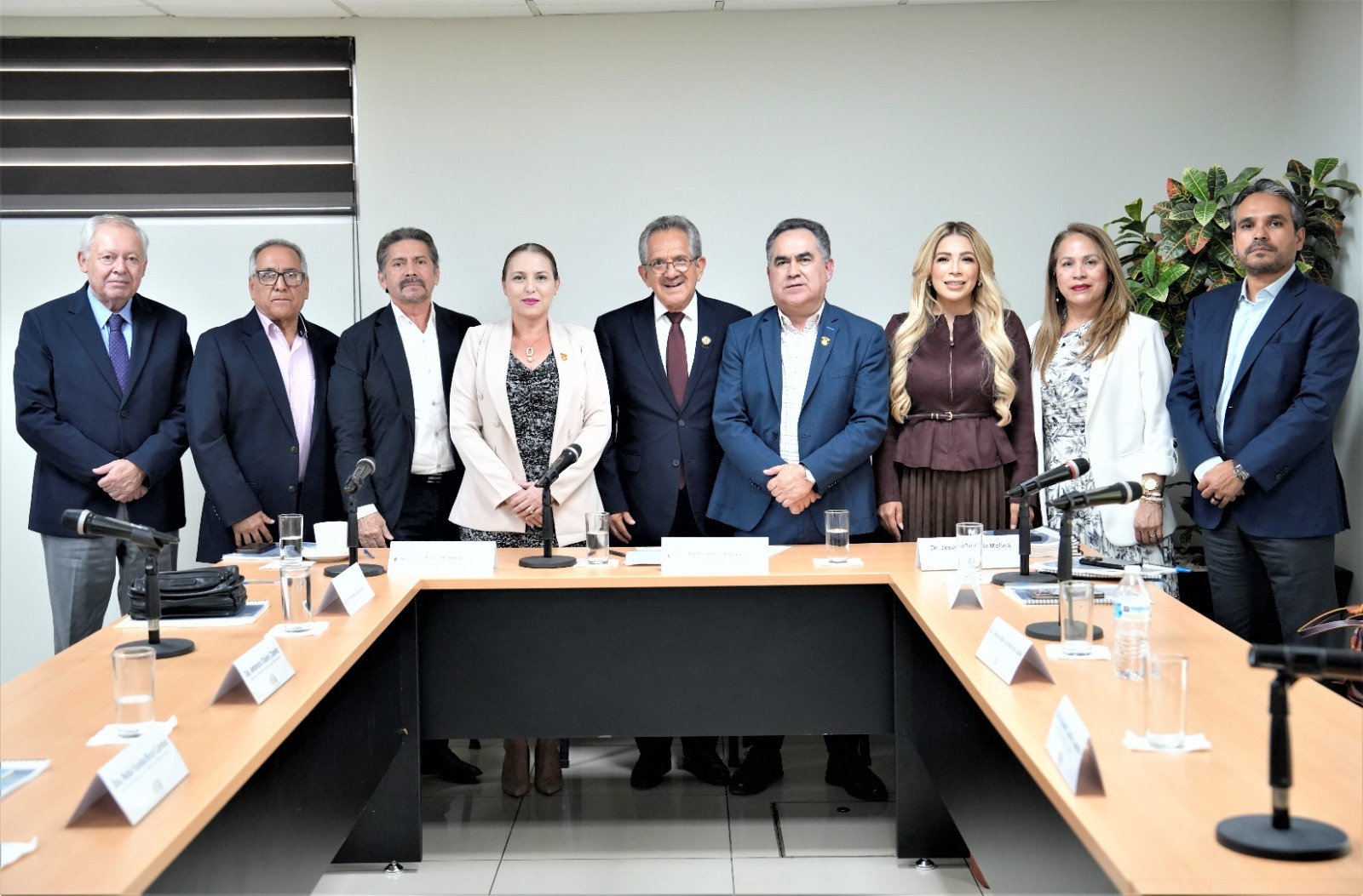 Socializa rector reingieneria a la UAS con diputados