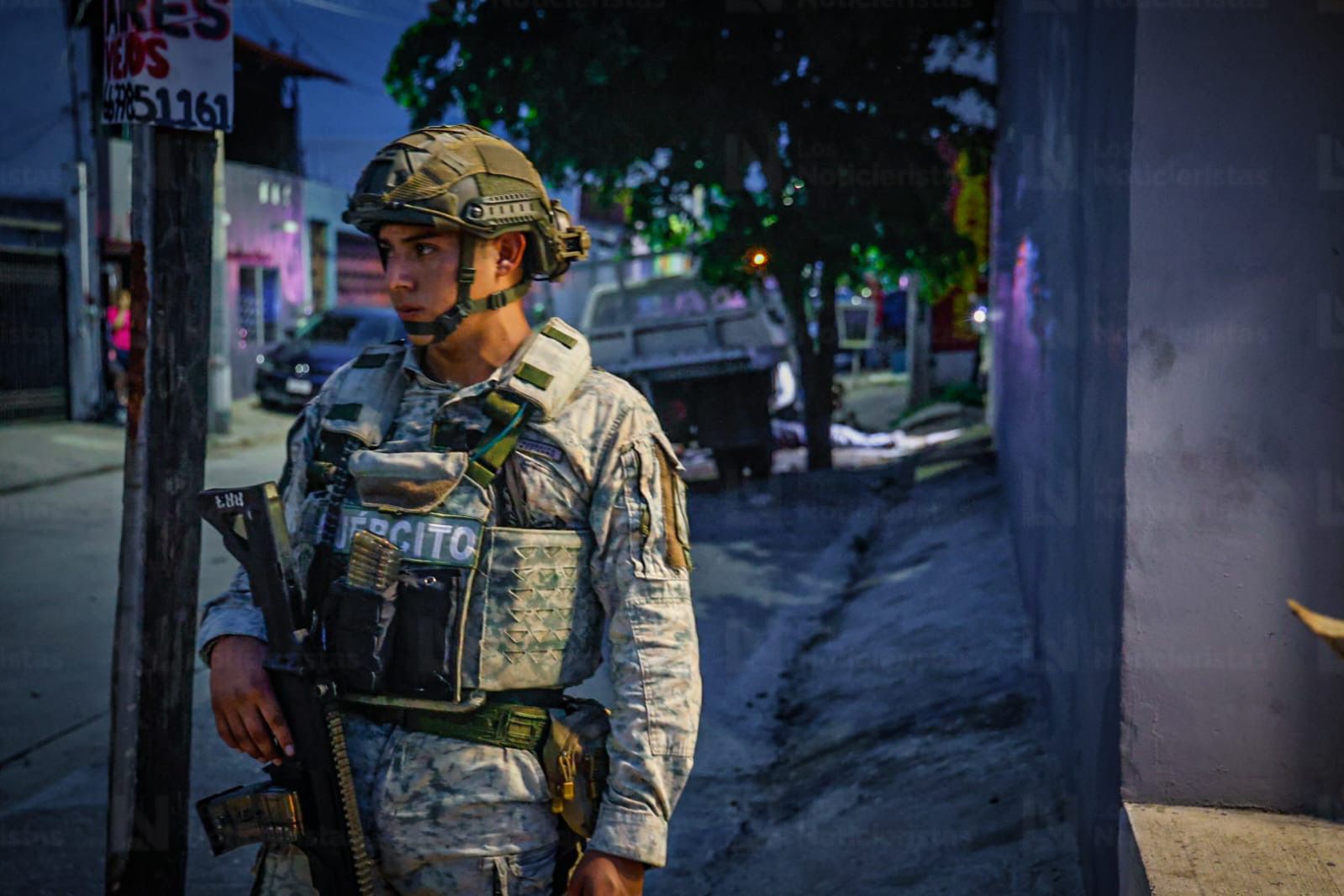 Soldado en sitio de ejecutado en la Amistad de Culiacán
