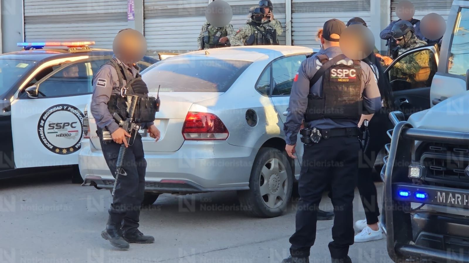 SSPC asegura un auto en el que viajaba un gatillero detenido en Culiacán, Sin.