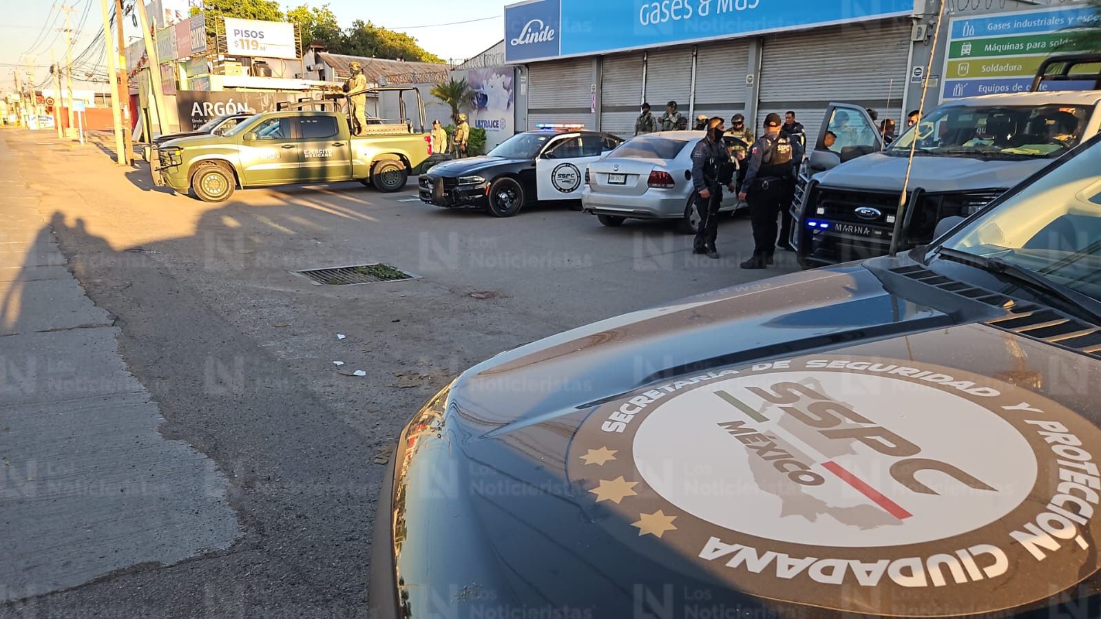 SSPC asegura un auto en el que viajaba un gatillero detenido en Culiacán, Sin.