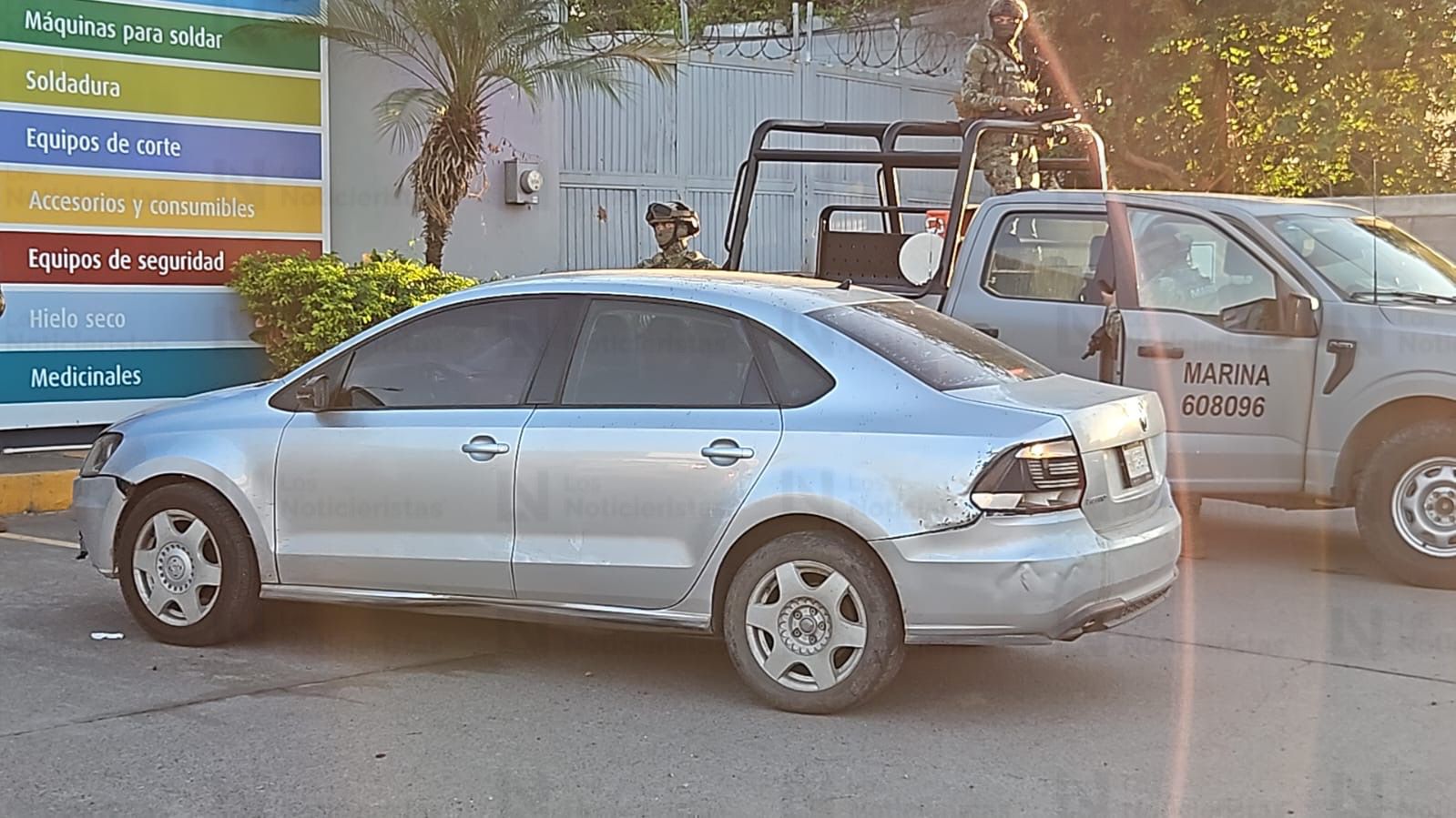 SSPC asegura un auto en el que viajaba un gatillero detenido en Culiacán, Sin.