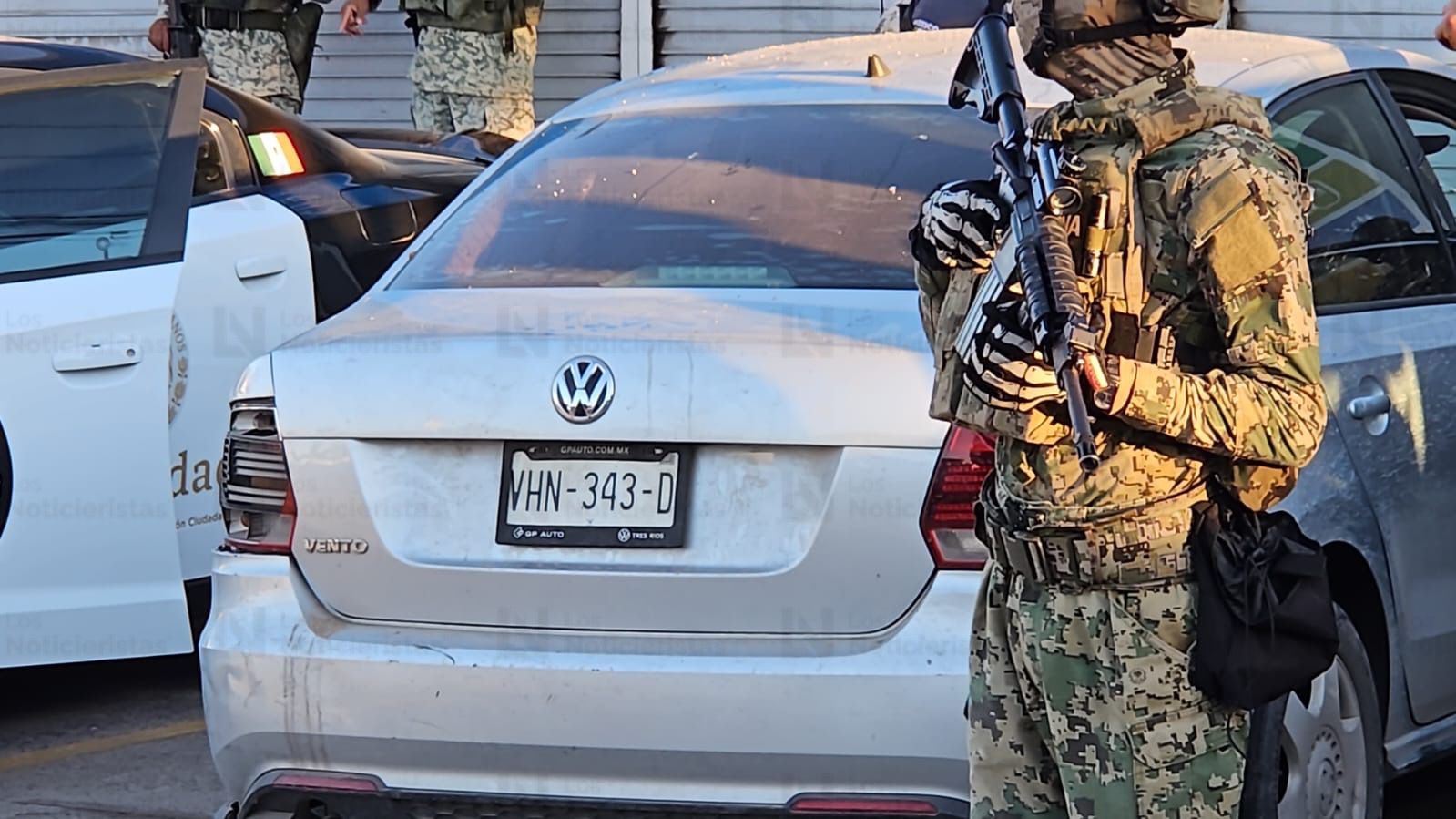 SSPC asegura un auto en el que viajaba un gatillero detenido en Culiacán, Sin.