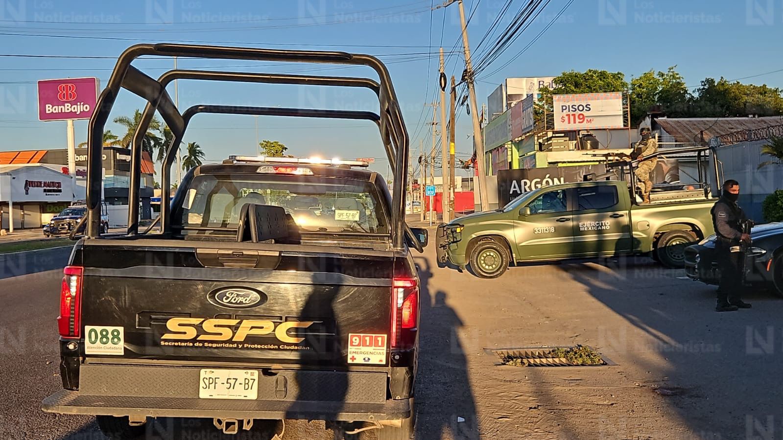 SSPC asegura un auto en el que viajaba un gatillero detenido en Culiacán, Sin.