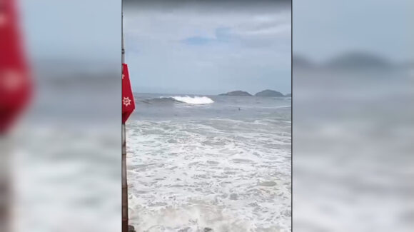 Surfistas desafían el peligro en Mazatlán, Sinaloa; se lanzan al mar pese al cierre de playas por ‘Priscilla’