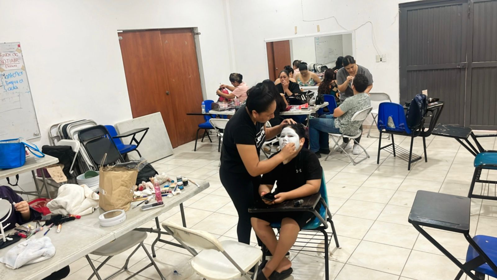 Taller de maquillaje en Cecobi de Mazatlán