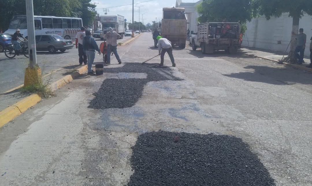 tapan baches en calles de mazatlan