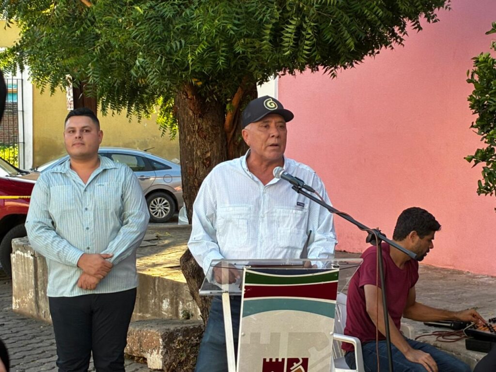 Alcalde de El Fuerte en inauguración de la taquilla de el Chepe