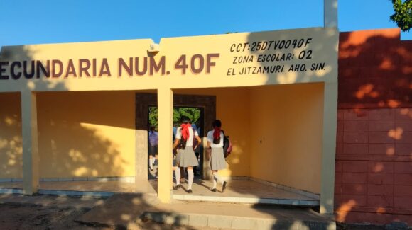 Se reanudan las clases en todas las escuelas de El Jitzamuri, Ahome; reconectarán la luz al telebachillerato