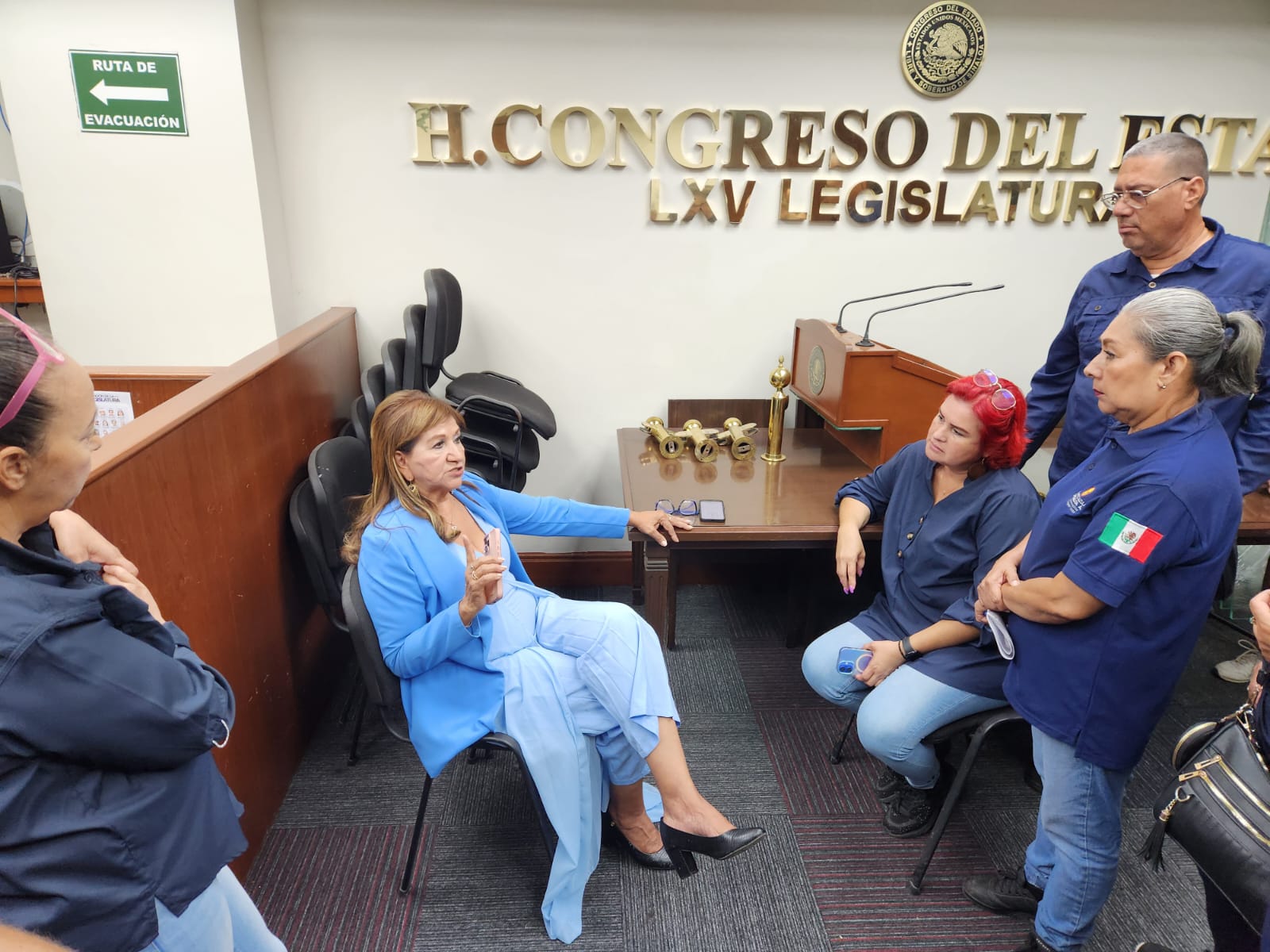 Tere Guerra dialoga con Guerreros Unidos AC, en el Congreso de Sinaloa