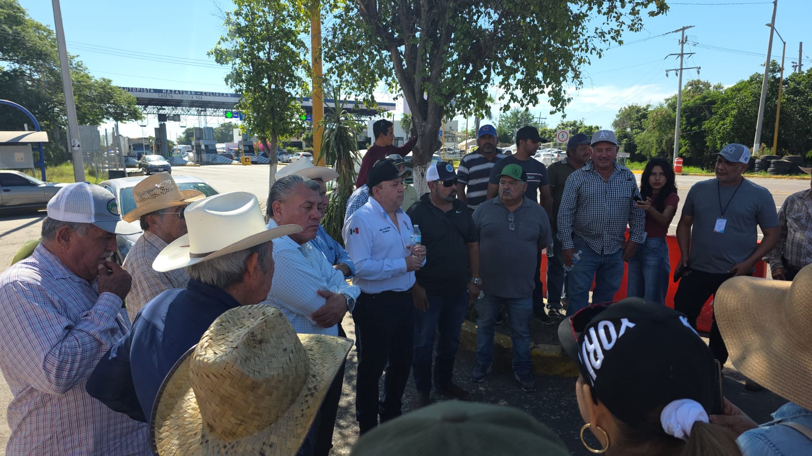 Toma de caseta de cobro por productores en Culiacán, Sinaloa