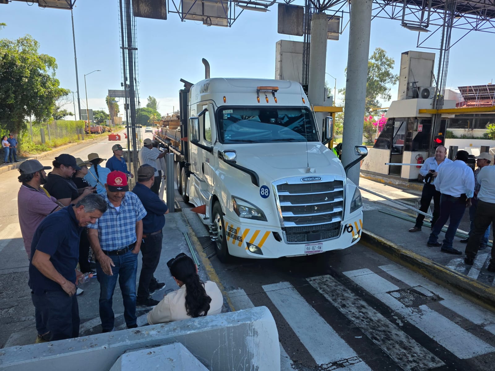 Toma de caseta de cobro por productores en Culiacán, Sinaloa