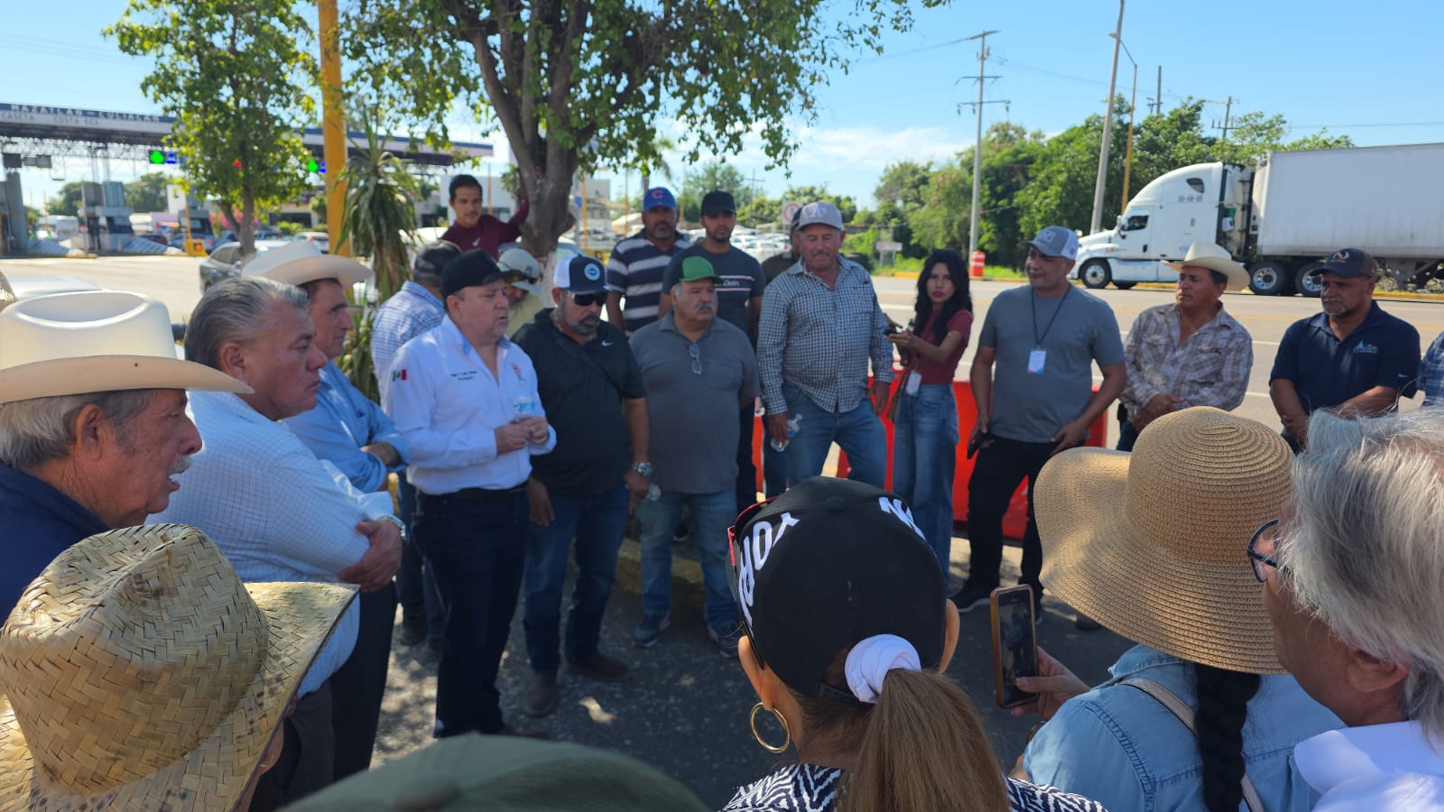 Toma de caseta de cobro por productores en Culiacán, Sinaloa