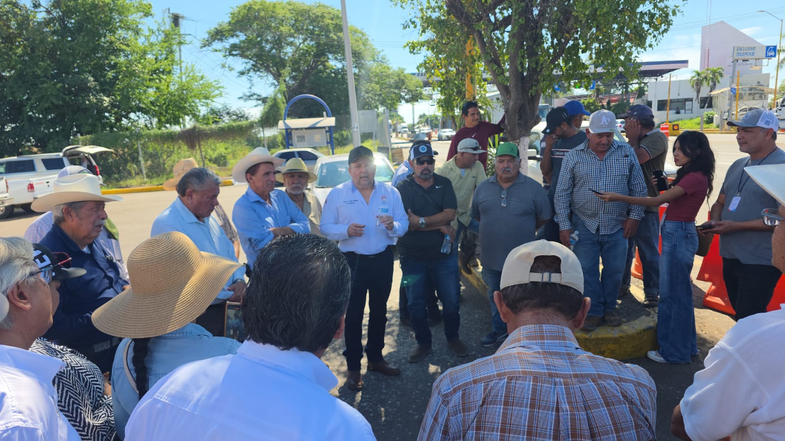 Toma de caseta de cobro por productores en Culiacán, Sinaloa