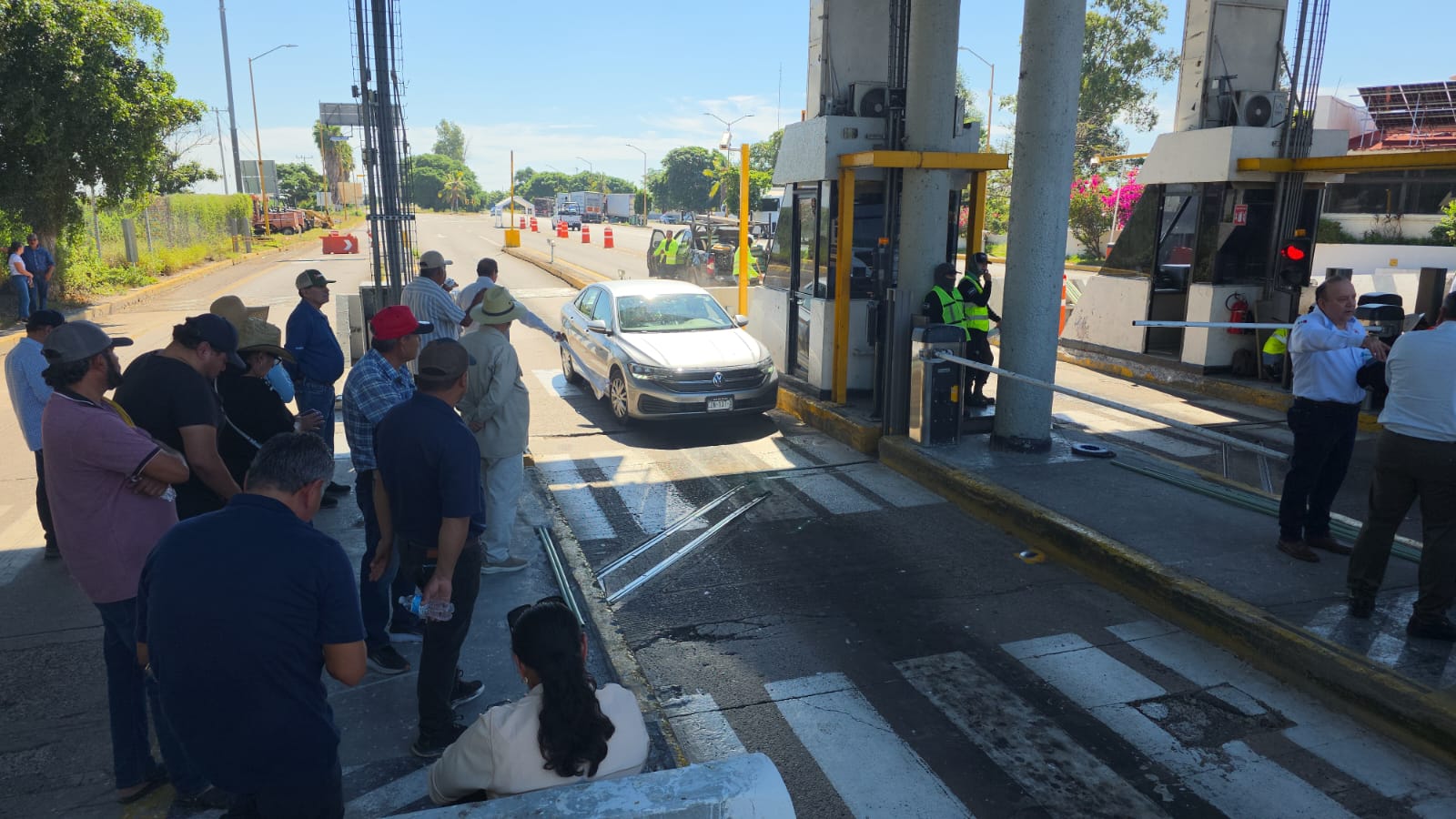 Toma de caseta de cobro por productores en Culiacán, Sinaloa