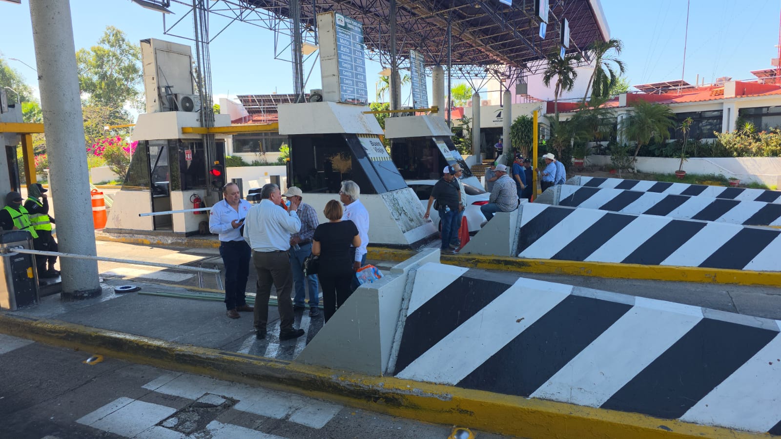 Toma de caseta de cobro por productores en Culiacán, Sinaloa