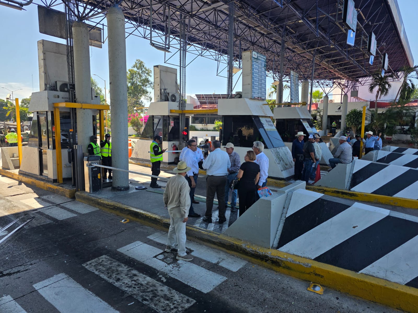 Toma de caseta de cobro por productores en Culiacán, Sinaloa