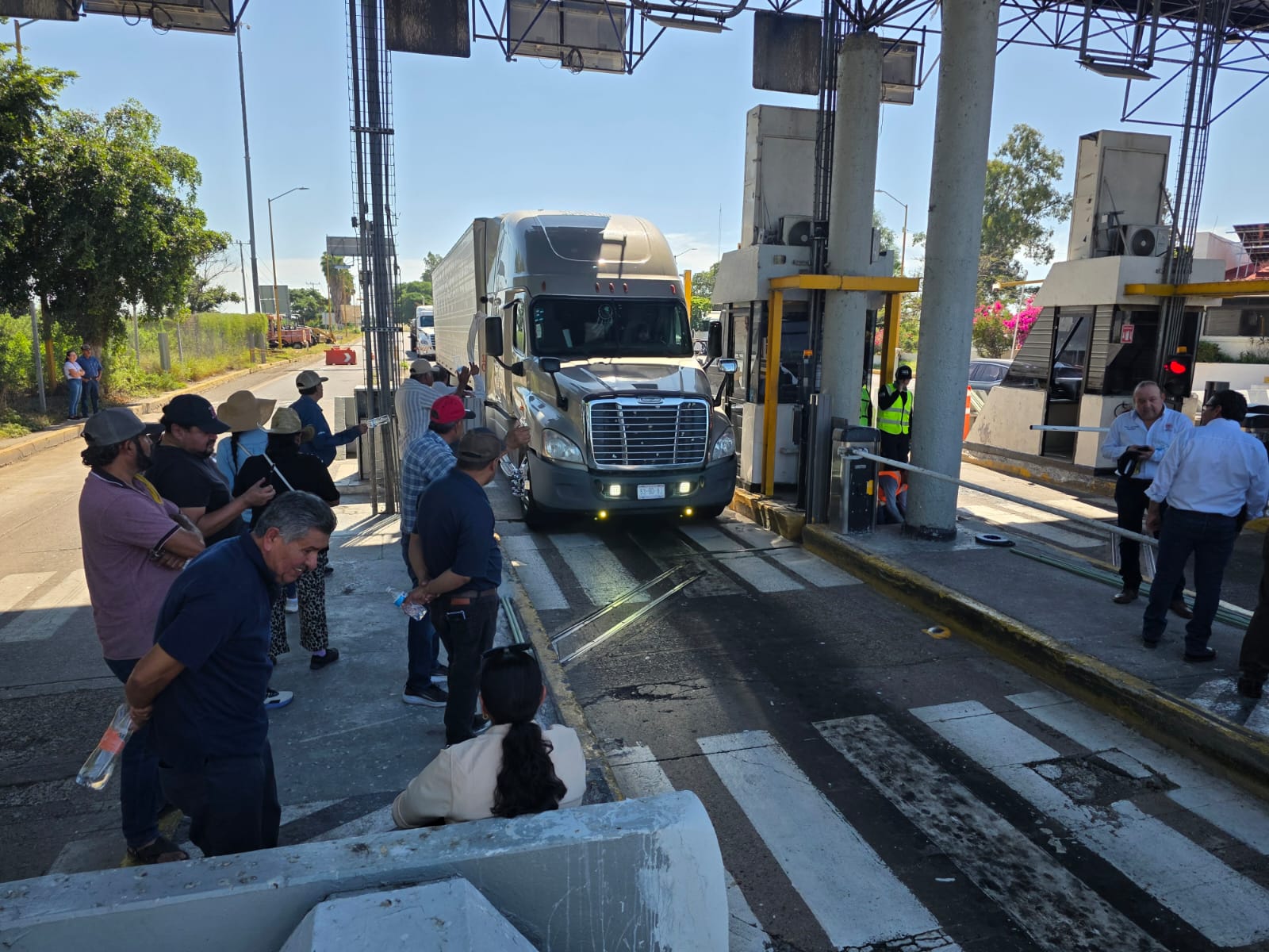 Toma de caseta de cobro por productores en Culiacán, Sinaloa
