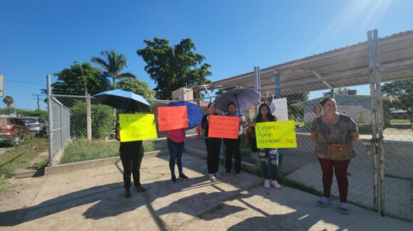 Día de toma de escuelas por falta de luz en Guasave, Sinaloa; padres exigen subestaciones eléctricas en Caimanero y El Varal