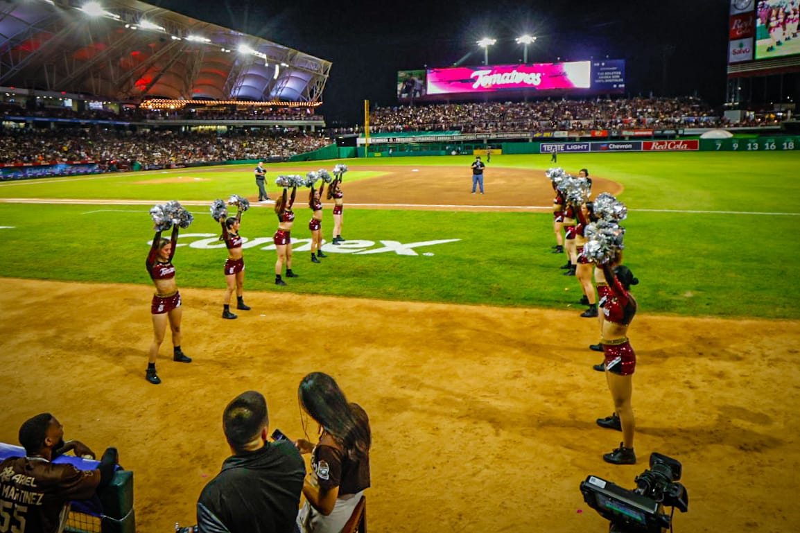 tomateros triunfa en su inauguracion