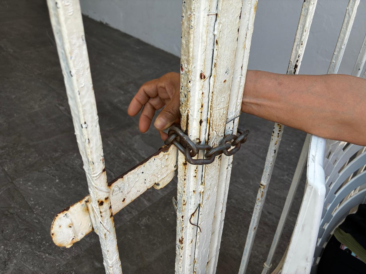 Trabajadores jubilados de la UAS protestan afuera de la Casa del Jubilado en Mazatlán