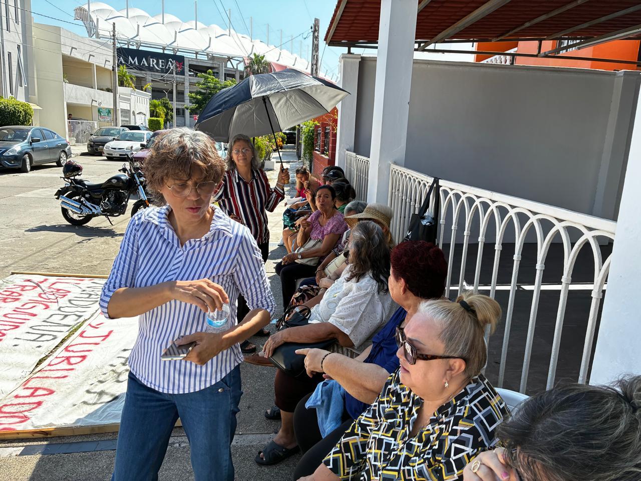 Trabajadores jubilados de la UAS protestan afuera de la Casa del Jubilado en Mazatlán