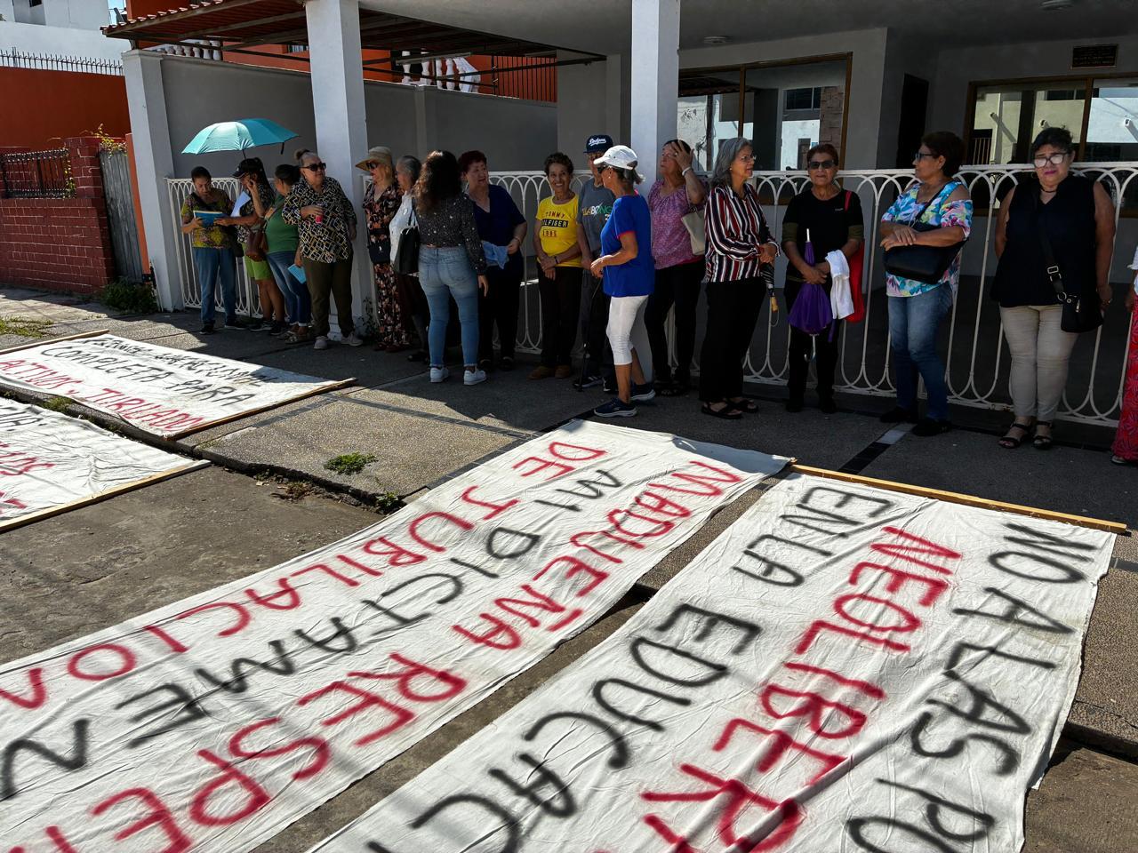 Trabajadores jubilados de la UAS protestan afuera de la Casa del Jubilado en Mazatlán