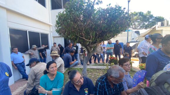 Trabajadores de la zona sur protestan contra la reingeniería financiera de la UAS, en Mazatlán, Sinaloa