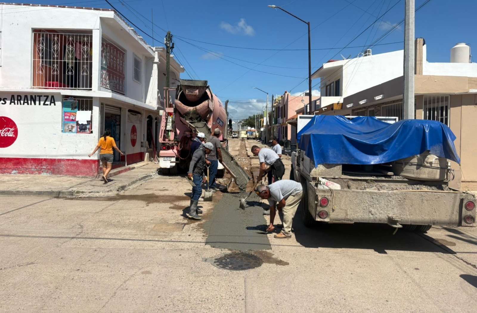 Trabajos de bacheo en calle Algodones, Mazatlán, Sin.