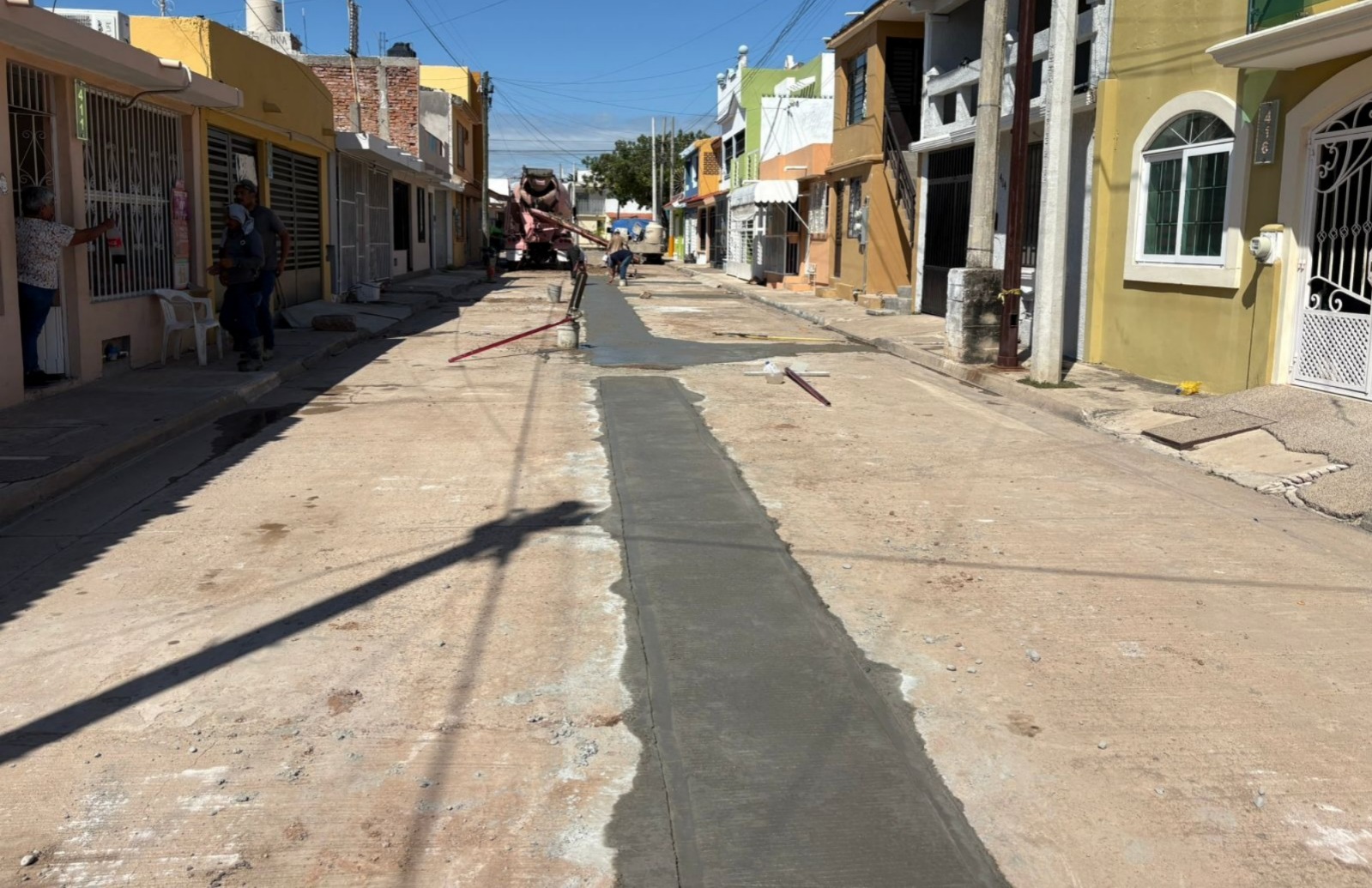 Trabajos de bacheo en calle Algodones, Mazatlán, Sin.