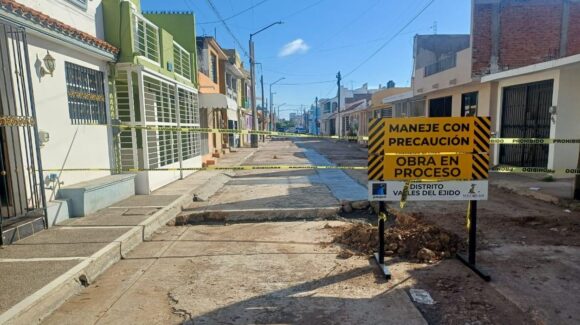 Cierra vialidad en Infonavit Playas de Mazatlán, Sinaloa, por bacheo; Jumapam repara 120 metros en calle Algodones