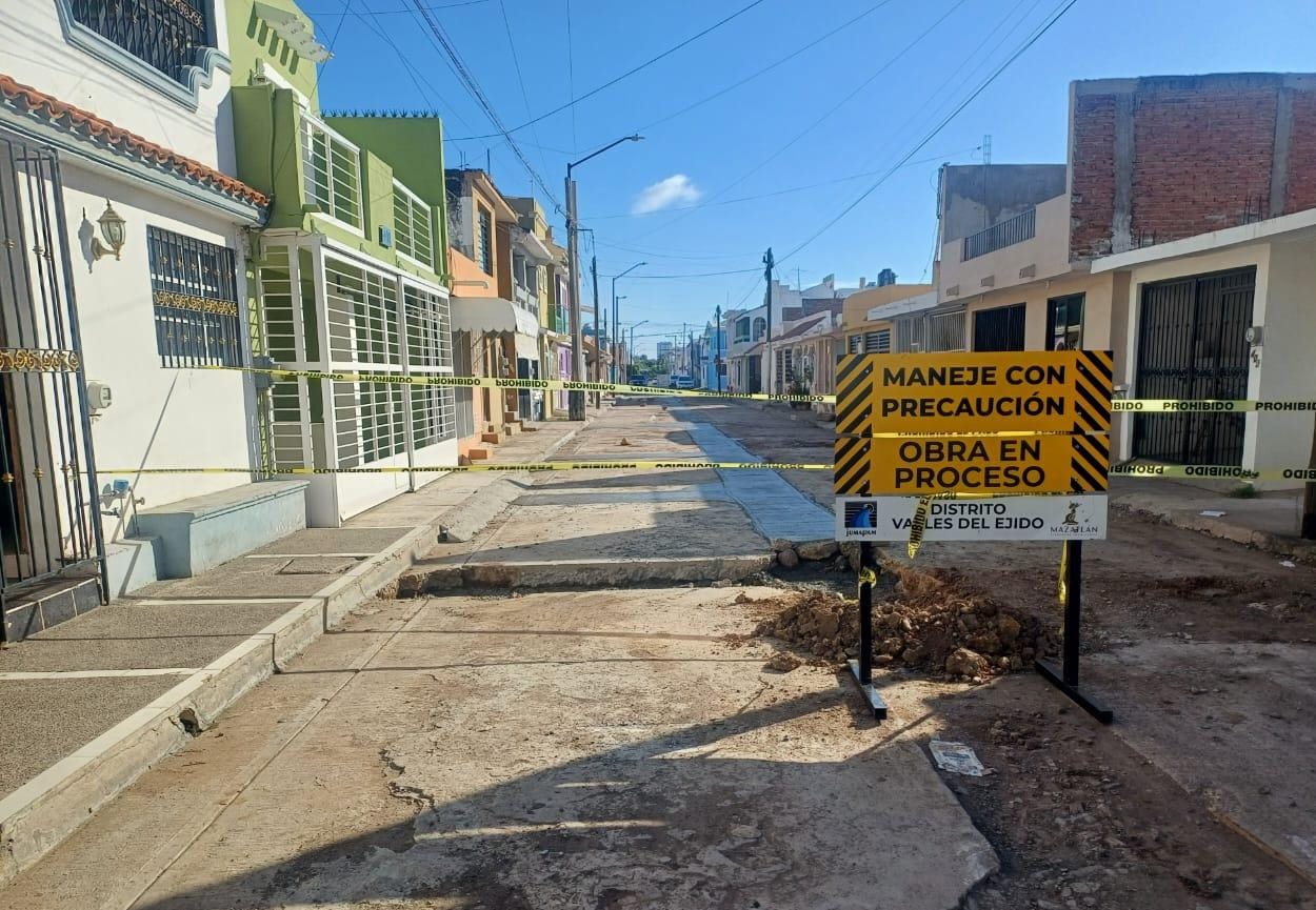 Trabajos de bacheo en calle Algodones, Mazatlán, Sin.
