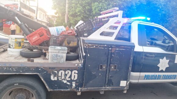 Retiran tránsitos más de 130 objetos que apartaban estacionamiento en estadio de los Tomateros en Culiacán, Sinaloa