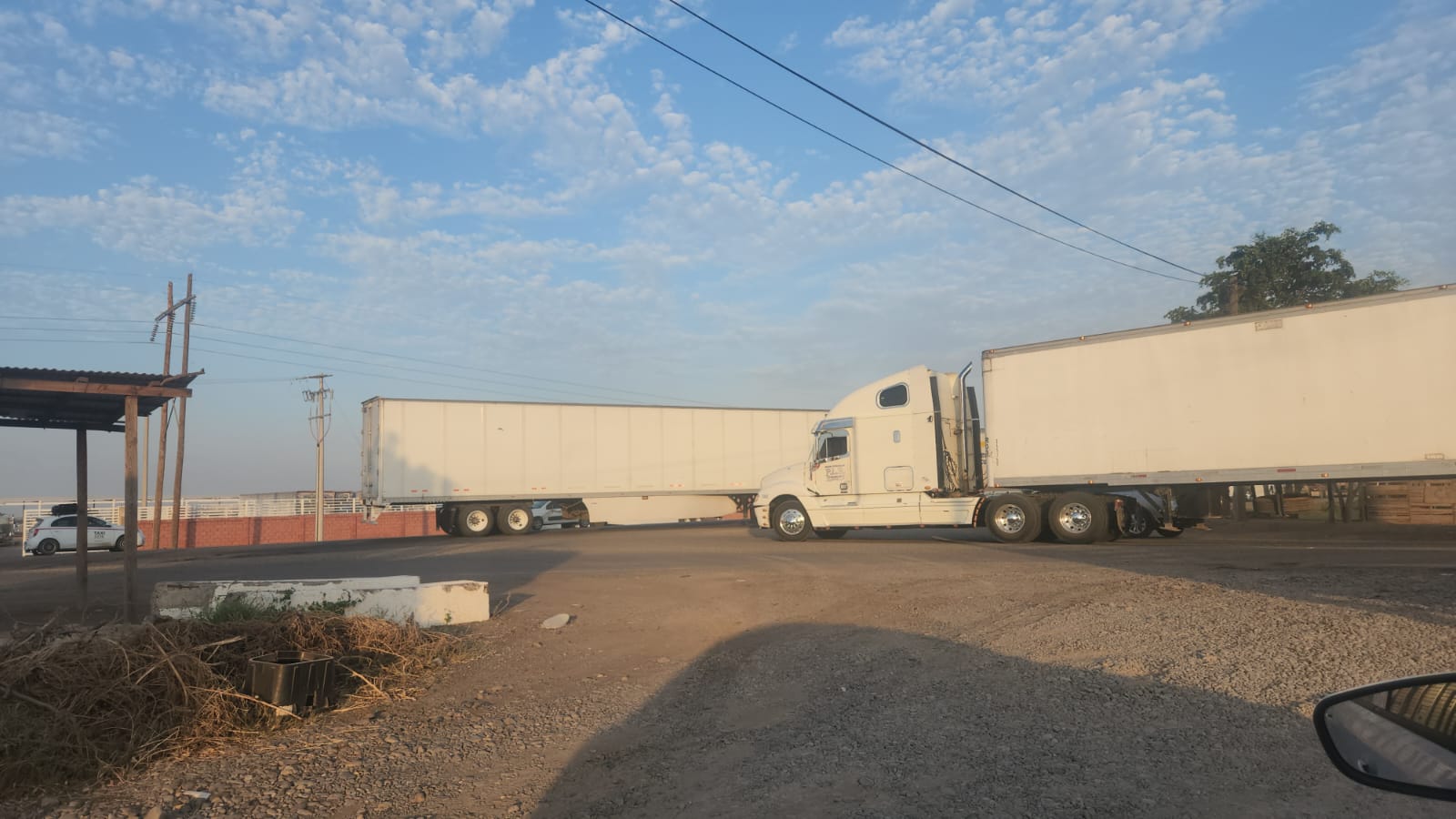 Transportistas varados en caseta Cuatro Caminos, Guasave, Sin.