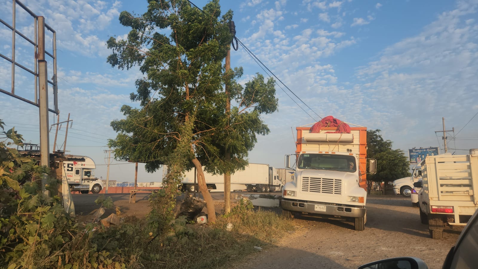 Transportistas varados en caseta Cuatro Caminos, Guasave, Sin.