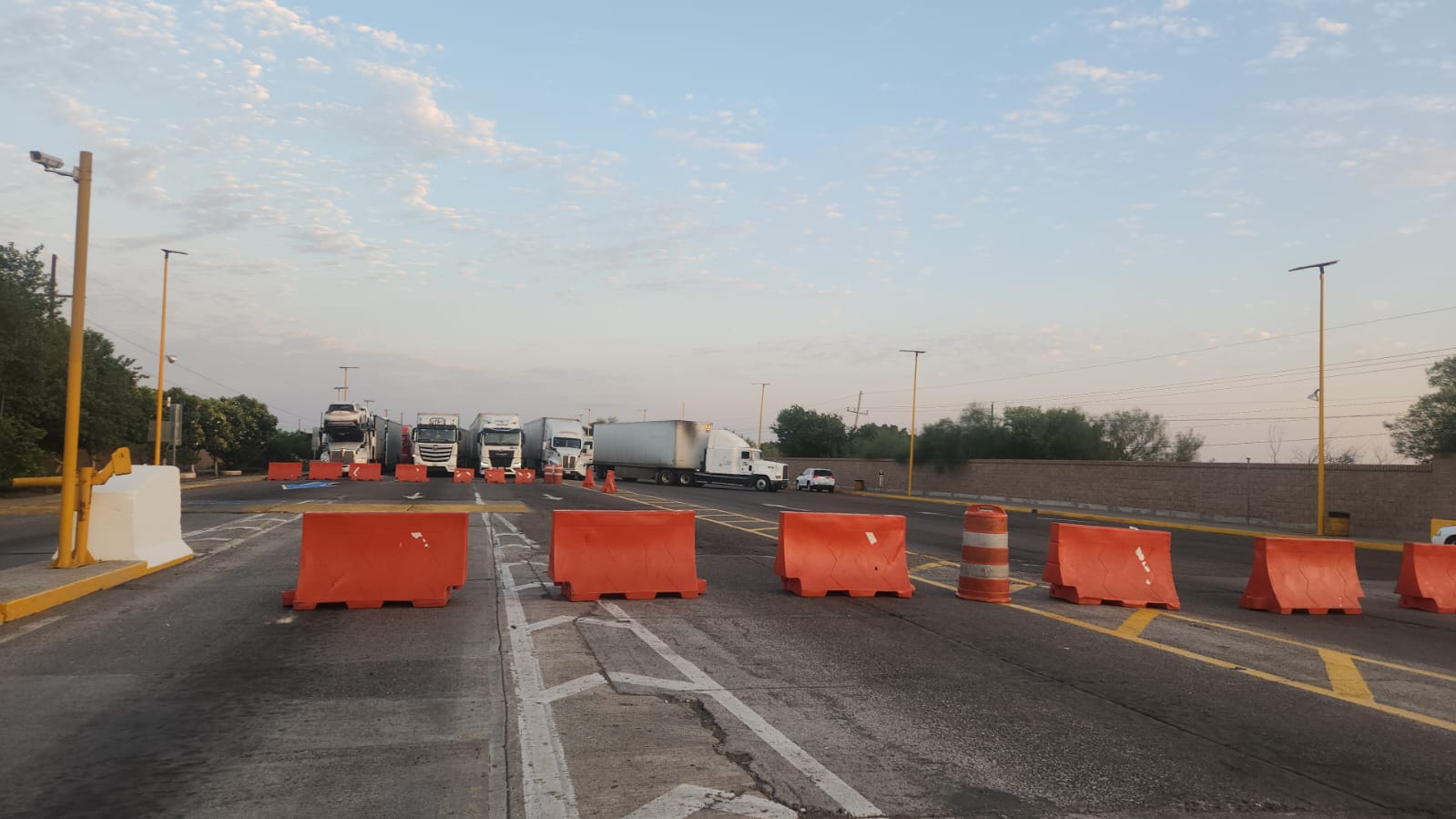 Transportistas varados en caseta Cuatro Caminos, Guasave, Sin.